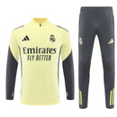 Conjunto hombre Real Madrid entrenamiento temporada 2025 2026 sudadera amarilla y pantalón largo gris calidad 1.1 oficial, Real Madrid 2025, Chándal entrenamiento Madrid, Conjunto Real Madrid 25/26, Sudadera amarilla Madrid, Ropa barata Real Madrid, Calidad 1.1 Madrid, Moda madridista 2026, Tienda Hincha Futbolero, Hala Madrid, Bloke Core Madrid.