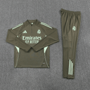 Conjunto largo entrenamiento Real Madrid temporada 2025 2026 color gris  y verde sudadera y pantalón escudo termosellado calidad 1.1 oficial, Real Madrid 2025, Chándal Real Madrid gris, Entrenamiento Real Madrid 2026, Sudadera Real Madrid gris, Pantalón Real Madrid gris, Ropa Real Madrid barata, Calidad 1.1 Madrid, Tienda Hincha Futbolero, Real Madrid Grey Tracksuit.