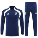 Conjunto hombre Real Madrid entrenamiento temporada 2025 2026 azul con detalles blancos sudadera y pantalón largo calidad 1.1 oficial, Real Madrid 2025, Chándal entrenamiento Madrid, Conjunto Real Madrid 25/26, Sudadera azul Madrid, Ropa barata Real Madrid, Calidad 1.1 Madrid, Moda deportiva 2026, Tienda Hincha Futbolero, Hala Madrid, Bloke Core Madrid.