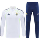 Conjunto hombre Real Madrid entrenamiento temporada 2025 2026 sudadera blanca y pantalón largo azul marino calidad 1.1 oficial,Real Madrid 2025, Chándal entrenamiento Madrid, Conjunto Real Madrid 25/26, Sudadera blanca Madrid, Ropa barata Real Madrid, Calidad 1.1 Madrid, Moda deportiva 2026, Tienda Hincha Futbolero, Hala Madrid, Bloke Core Madrid.