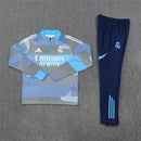 Conjunto hombre Real Madrid entrenamiento temporada 2025 2026 sudadera color azul y gris con pantalón largo azul marino calidad 1.1 oficial, Real Madrid 2025, Chándal entrenamiento Madrid, Conjunto Real Madrid 25/26, Sudadera azul Madrid, Ropa barata Real Madrid, Calidad 1.1 Madrid, Moda madridista 2026, Tienda Hincha Futbolero, Hala Madrid, Bloke Core Madrid.