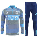 Conjunto hombre Real Madrid entrenamiento temporada 2025 2026 sudadera color azul y gris con pantalón largo azul marino calidad 1.1 oficial, Real Madrid 2025, Chándal entrenamiento Madrid, Conjunto Real Madrid 25/26, Sudadera azul Madrid, Ropa barata Real Madrid, Calidad 1.1 Madrid, Moda madridista 2026, Tienda Hincha Futbolero, Hala Madrid, Bloke Core Madrid.