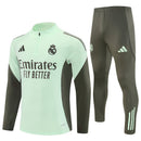 Real Madrid 2026 entrenamiento, Sudadera Real Madrid verde, Pantalón Real Madrid gris, Chándal oficial Real Madrid, Ropa entrenamiento Real Madrid 25/26, Regalo fútbol hombre Real Madrid, Valdebebas gear, Bloke Core invierno, Comprar conjunto barato, Tienda Hincha Futbolero.