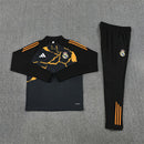 Real Madrid Marvel, Conjunto largo Madrid 2026, Chándal Madrid Marvel negro, Entrenamiento Real Madrid 26/27, Sudadera Madrid Marvel, Ropa Madrid barata, Calidad 1.1 Madrid, Nueva colección 2027, Regalo fútbol hombre, Tienda Hincha Futbolero.