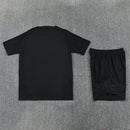 Tienda Hincha Futbolero, Liverpool 26/27, Conjunto entrenamiento Liverpool, Liverpool negro, Training kit Liverpool, Ropa de entrenamiento fútbol, Liverpool FC oficial, Comprar conjunto Liverpool, Equipación entrenamiento Liverpool, Camiseta y pantalón Liverpool, Tienda fútbol online, Premier League entrenamiento, Reds.
