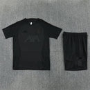 Tienda Hincha Futbolero, Liverpool 26/27, Conjunto entrenamiento Liverpool, Liverpool negro, Training kit Liverpool, Ropa de entrenamiento fútbol, Liverpool FC oficial, Comprar conjunto Liverpool, Equipación entrenamiento Liverpool, Camiseta y pantalón Liverpool, Tienda fútbol online, Premier League entrenamiento, Reds.