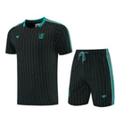 Conjunto Liverpool FC Terrace Icons 26/27 Camiseta y Pantalón Negro - TIENDA HINCHA FUTBOLERO