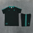 Conjunto Liverpool FC Terrace Icons 26/27 Camiseta y Pantalón Negro - TIENDA HINCHA FUTBOLERO