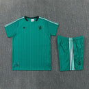Conjunto Liverpool FC Terrace Icons 26/27 Camiseta y Pantalón Verde - TIENDA HINCHA FUTBOLERO