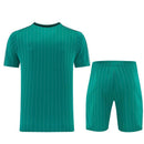 Conjunto Liverpool FC Terrace Icons 26/27 Camiseta y Pantalón Verde - TIENDA HINCHA FUTBOLERO