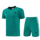 Conjunto Liverpool FC Terrace Icons 26/27 Camiseta y Pantalón Verde - TIENDA HINCHA FUTBOLERO