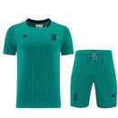 Conjunto Liverpool FC Terrace Icons 26/27 Camiseta y Pantalón Verde - TIENDA HINCHA FUTBOLERO