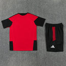 Conjunto entrenamiento Manchester United 26/27 camiseta roja y pantalón negro - Manchester United, ManU, Red Devils, Manchester United 26/27, Conjunto Manchester United, Entrenamiento Manchester United, Premier League, Tienda Hincha Futbolero, Fútbol, Moda Futbolera, Ropa Manchester United, Camiseta Manchester United, Manchester United Rojo y Negro