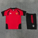 Conjunto entrenamiento Manchester United 26/27 camiseta roja y pantalón negro - Manchester United, ManU, Red Devils, Manchester United 26/27, Conjunto Manchester United, Entrenamiento Manchester United, Premier League, Tienda Hincha Futbolero, Fútbol, Moda Futbolera, Ropa Manchester United, Camiseta Manchester United, Manchester United Rojo y Negro