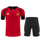 Conjunto entrenamiento Manchester United 26/27 camiseta roja y pantalón negro - Manchester United, ManU, Red Devils, Manchester United 26/27, Conjunto Manchester United, Entrenamiento Manchester United, Premier League, Tienda Hincha Futbolero, Fútbol, Moda Futbolera, Ropa Manchester United, Camiseta Manchester United, Manchester United Rojo y Negro