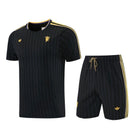 Conjunto Manchester United Terrace Icons 26/27 Camiseta y Pantalón - TIENDA HINCHA FUTBOLERO