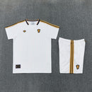 Conjunto Manchester United Terrace Icons 26/27 Camiseta y Pantalón Blanco - TIENDA HINCHA FUTBOLERO