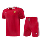 Conjunto Manchester United Terrace Icons 26/27 Camiseta y Pantalón Rojo - TIENDA HINCHA FUTBOLERO