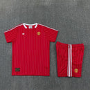 Conjunto Manchester United Terrace Icons 26/27 Camiseta y Pantalón Rojo - TIENDA HINCHA FUTBOLERO