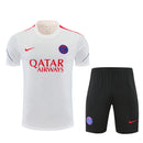 Conjunto entrenamiento Paris Saint-Germain 26/27 camiseta blanca y pantalón negro -  PSG, Paris Saint-Germain, Conjunto PSG, Entrenamiento PSG, PSG 26/27, Tienda Hincha Futbolero, Fútbol, Moda Futbolera, Ropa PSG, Camiseta PSG, Ligue 1, Conjunto Deportivo