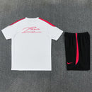 Conjunto entrenamiento Paris Saint-Germain 26/27 camiseta blanca y pantalón negro -  PSG, Paris Saint-Germain, Conjunto PSG, Entrenamiento PSG, PSG 26/27, Tienda Hincha Futbolero, Fútbol, Moda Futbolera, Ropa PSG, Camiseta PSG, Ligue 1, Conjunto Deportivo