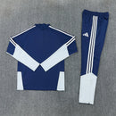 Conjunto hombre Real Madrid temporada 2026 2027 oficial sudadera azul marino pantalón largo fútbol técnica transpirable entrenamiento galáctico Bernabéu.