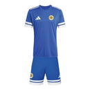 Conjunto fútbol infantil Selección Curazao temporada 2026 2027 oficial camiseta y pantalón corto azul técnica transpirable FFK estilo caribeño niños.