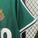 Camiseta oficial del Deportivo de La Coruña segunda equipación temporada 1999 2000 color verde retro para hombre de Tienda Hincha Futbolero, Camiseta Deportivo La Coruña retro, Depor 99/00, Ropa Depor vintage, Comprar camiseta Deportivo La Coruña, Super Dépor, Riazor, Camisetas fútbol retro, Retro Deportivo 2000, Historia Deportivo, Colección Super Dépor, Fútbol años 90.
