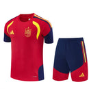 Conjunto hombre Selección España temporada 2026 2027 oficial camiseta roja pantalón corto azul fútbol técnica transpirable La Roja entrenamiento mundial.