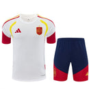 Conjunto hombre Selección España temporada 2026 2027 oficial camiseta blanca pantalón corto azul fútbol técnica transpirable detalles bandera roja amarilla entrenamiento.
