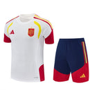 Conjunto hombre Selección España temporada 2026 2027 oficial camiseta blanca pantalón corto azul fútbol técnica transpirable detalles bandera roja amarilla entrenamiento.