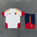 Conjunto hombre Selección España temporada 2026 2027 oficial camiseta blanca pantalón corto azul fútbol técnica transpirable detalles bandera roja amarilla entrenamiento.