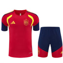 Conjunto hombre Selección España temporada 2026 2027 oficial camiseta roja pantalón corto azul fútbol técnica transpirable La Roja entrenamiento mundial.