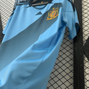 Camiseta hombre selección España temporada 2012 segunda equipación azul celeste detalles azul marino retro calidad 1.1 premium Tienda Hincha Futbolero. España 2012, Camiseta España azul, Ropa España retro, Camiseta España 2012 retro, Calidad 1.1 España, Iniesta 2012, Eurocopa 2012 Jersey, Tienda Hincha Futbolero, Spain Retro Jersey 2012 blue.