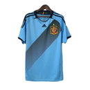 Camiseta hombre selección España temporada 2012 segunda equipación azul celeste detalles azul marino retro calidad 1.1 premium Tienda Hincha Futbolero. España 2012, Camiseta España azul, Ropa España retro, Camiseta España 2012 retro, Calidad 1.1 España, Iniesta 2012, Eurocopa 2012 Jersey, Tienda Hincha Futbolero, Spain Retro Jersey 2012 blue.