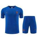 Conjunto hombre Selección Francia temporada 2026 2027 oficial camiseta y pantalón corto azul marino fútbol técnica transpirable Les Bleus entrenamiento.