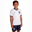 Conjunto infantil selección Inglaterra 2026 2027 primera equipación blanca y pantalón azul marino calidad 1.1 premium edición Copa del Mundo oficial, Inglaterra infantil 2026, Conjunto niño Inglaterra blanco, Ropa selección Inglaterra niños 2026, Equipación Inglaterra junior 26/27, Calidad 1.1 infantil blanca, Tienda Hincha Futbolero, Regalo niño fútbol Inglaterra, Camiseta blanca Inglaterra niño, England Kids 2026 Home.
