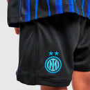 Conjunto infantil primera equipación Inter de Milán camiseta azul y negra con pantalón negro temporada 2025 2026 calidad 1.1 oficial, Inter de Milán infantil 2025, Conjunto niño Inter azul negro, Ropa Inter Milán niños, Equipación Inter junior 25/26, Calidad 1.1 infantil, Tienda Hincha Futbolero, Regalo niño Inter fútbol, Camiseta Nerazzurri niño, Inter Kids Home Kit.