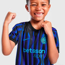 Conjunto infantil primera equipación Inter de Milán camiseta azul y negra con pantalón negro temporada 2025 2026 calidad 1.1 oficial, Inter de Milán infantil 2025, Conjunto niño Inter azul negro, Ropa Inter Milán niños, Equipación Inter junior 25/26, Calidad 1.1 infantil, Tienda Hincha Futbolero, Regalo niño Inter fútbol, Camiseta Nerazzurri niño, Inter Kids Home Kit.