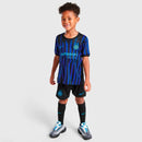 Conjunto infantil primera equipación Inter de Milán camiseta azul y negra con pantalón negro temporada 2025 2026 calidad 1.1 oficial, Inter de Milán infantil 2025, Conjunto niño Inter azul negro, Ropa Inter Milán niños, Equipación Inter junior 25/26, Calidad 1.1 infantil, Tienda Hincha Futbolero, Regalo niño Inter fútbol, Camiseta Nerazzurri niño, Inter Kids Home Kit.