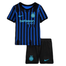 Conjunto infantil primera equipación Inter de Milán camiseta azul y negra con pantalón negro temporada 2025 2026 calidad 1.1 oficial, Inter de Milán infantil 2025, Conjunto niño Inter azul negro, Ropa Inter Milán niños, Equipación Inter junior 25/26, Calidad 1.1 infantil, Tienda Hincha Futbolero, Regalo niño Inter fútbol, Camiseta Nerazzurri niño, Inter Kids Home Kit.