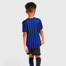 Conjunto infantil primera equipación Inter de Milán camiseta azul y negra con pantalón negro temporada 2025 2026 calidad 1.1 oficial, Inter de Milán infantil 2025, Conjunto niño Inter azul negro, Ropa Inter Milán niños, Equipación Inter junior 25/26, Calidad 1.1 infantil, Tienda Hincha Futbolero, Regalo niño Inter fútbol, Camiseta Nerazzurri niño, Inter Kids Home Kit.