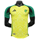 Camiseta hombre Selección Jamaica temporada 2025 2026 primera equipación amarilla versión jugador auténtica tejido técnico calidad 1.1 oficial, Jamaica 2025, Camiseta Jamaica jugador, Jamaica Authentic 25/26, Camiseta amarilla Jamaica, Camiseta barata Jamaica, Calidad 1.1 Jamaica, Copa Oro 2026, Tienda Hincha Futbolero, Reggae Boyz, Bloke Core Jamaica.