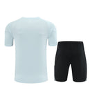 Conjunto hombre entrenamiento Selección Japón camiseta gris y pantalón corto negro temporada 2025 2026 calidad 1.1 oficial, Japón entrenamiento 2025, Conjunto gris y negro Japón, Ropa entrenamiento Japón, Camiseta entrenamiento Japón hombre, Calidad 1.1 Samurai Blue, Tienda Hincha Futbolero, Copa del Mundo 2026 training, Bloke Core deportivo, Regalo hombre Japón, Kit entrenamiento gris 25/26.