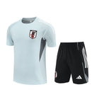 Conjunto hombre entrenamiento Selección Japón camiseta gris y pantalón corto negro temporada 2025 2026 calidad 1.1 oficial, Japón entrenamiento 2025, Conjunto gris y negro Japón, Ropa entrenamiento Japón, Camiseta entrenamiento Japón hombre, Calidad 1.1 Samurai Blue, Tienda Hincha Futbolero, Copa del Mundo 2026 training, Bloke Core deportivo, Regalo hombre Japón, Kit entrenamiento gris 25/26.