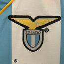 Camiseta hombre SS Lazio temporada 1999 2000 segunda equipación blanca franja celeste retro calidad 1.1 premium Centenario Tienda Hincha Futbolero. Lazio 1999, Lazio 2000, Camiseta Lazio retro, Ropa Lazio clásica, Camiseta Lazio visitante, Calidad 1.1 Lazio, Marcelo Salas Lazio, Tienda Hincha Futbolero, Lazio Retro Jersey 99/00.