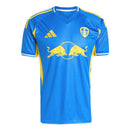 Leeds United 2026, Camiseta Leeds visitante, Ropa oficial Leeds United, Jersey Leeds 25/26, Camiseta azul Leeds, Regalo fútbol hombre Leeds, Manto Leeds United, Bloke Core Inglaterra, Comprar camiseta barata, Tienda Hincha Futbolero.