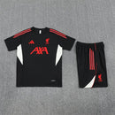 Liverpool 2026, Conjunto entrenamiento Liverpool negro, Ropa oficial Liverpool, Conjunto Reds 25/26, Kit de fútbol hombre negro, Regalo fútbol hombre Liverpool, Ropa entrenamiento Premier League, Pantalón Liverpool negro, Comprar conjunto entrenamiento barato, Tienda Hincha Futbolero.
