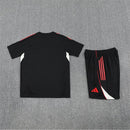 Liverpool 2026, Conjunto entrenamiento Liverpool negro, Ropa oficial Liverpool, Conjunto Reds 25/26, Kit de fútbol hombre negro, Regalo fútbol hombre Liverpool, Ropa entrenamiento Premier League, Pantalón Liverpool negro, Comprar conjunto entrenamiento barato, Tienda Hincha Futbolero.