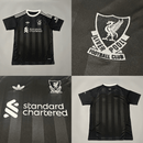 Camiseta oficial de portero del Liverpool FC temporada 2025 2026 color negra para hombre de Tienda Hincha Futbolero, Camiseta Portero Liverpool, Liverpool 2025/26, Jersey arquero Liverpool, Ropa oficial portero Reds, Comprar camiseta portero Liverpool, Calidad premium Liverpool, Anfield moda, Liverpool FC 2026, Ropa de portero fútbol.